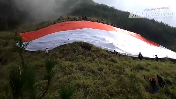 VIDEO: Menegangkan, Berikut Proses Pembentangan Bendera Raksasa di Lereng Panderman