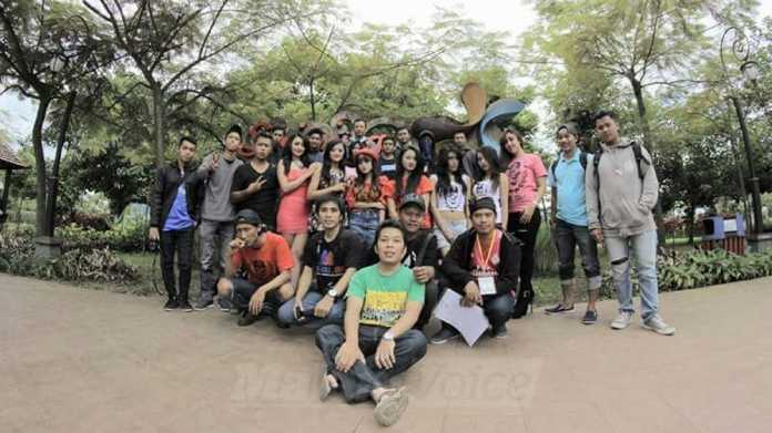 Peserta fotografi foto bersama dengan para model di Taman Hutan Kota Bondas, Selasa (1/8).