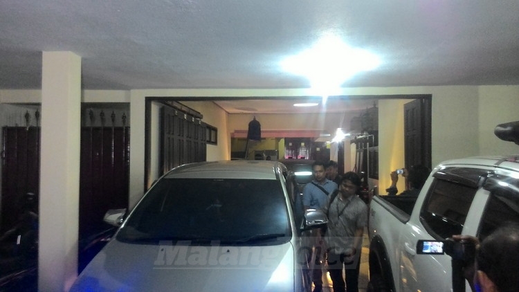 Penyidik KPK Keluar, Sejumlah Kerabat Kunjungi Rumah Dinas Ketua DPRD