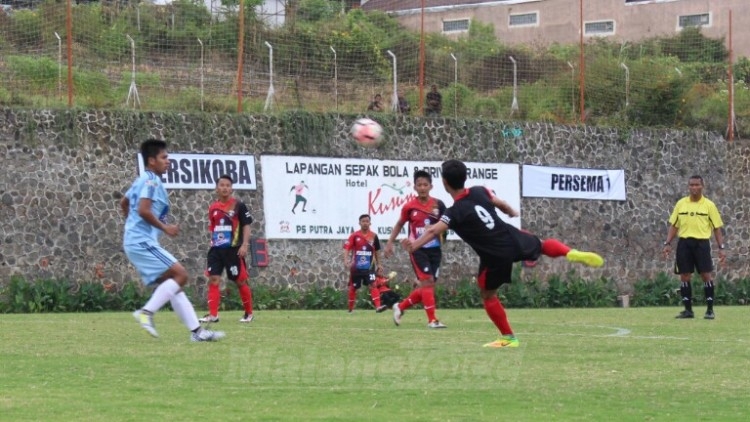 Aksi tendangan voli penyerang Persikoba Vicky Jihansyah dalam lanjutan Liga 3 putaran kedua, di Agro Kusuma Kota Batu, Rabu (9/8). (Aziz Ramadani)