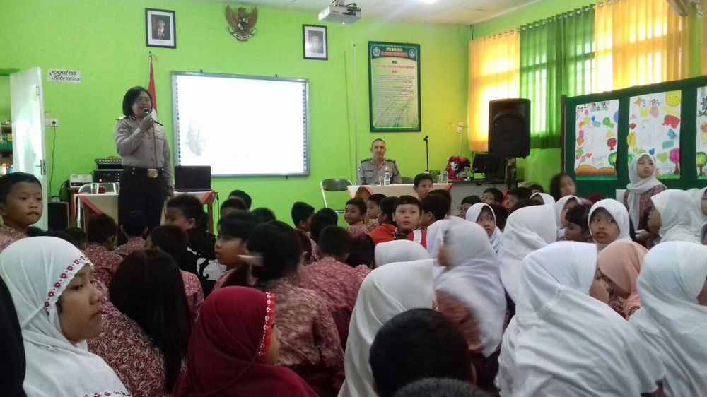 Jajaran Sat Binmas Polres Malang Kota memberi penyuluhan di SDN 1 Purwodadi. (istimewa)