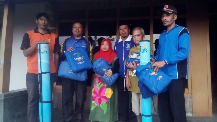 Tagana Kabupaten Malang Serahkan Bantuan ke Warga Korban Puting Beliung