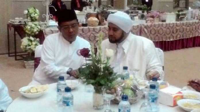 Plt Sekda Kota Batu, Achmad Suparto semasa hidup bersama Habib Syech Bin Abdul Qodir Assegaf.(ist)