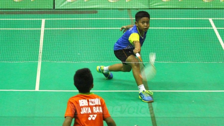 Aksi pemain kategori tunggal putra kelompok usia U-11 di babak perempat final SIRNAS-MILO Badminton Competition Malang di GOR Ken Arok Malang (29/9).