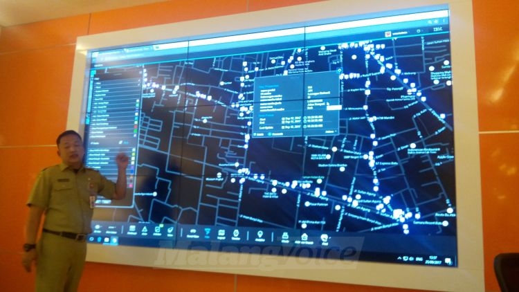Suasana ruang Command Center Smart City, dengan layar LED besar, di Balai Kota Among Tani, Kota Batu. (Aziz Ramadani)