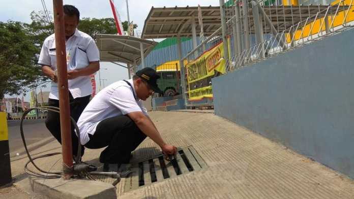 Petugas Dinas Pekerjaan Umum dan Penataan Ruang (DPUPR) Kota Malang mengecek kelaikan Giant Sawojajar. (Muhammad Choirul)