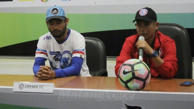 Pelatih Arema FC Joko Susilo dan Ferry Aman Saragih. (deny rahmawan)