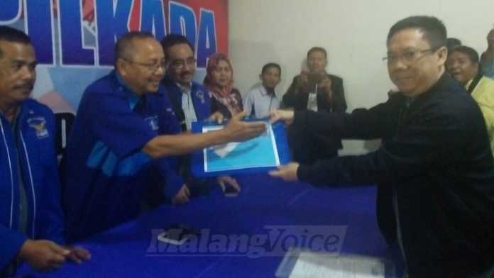 Gunadi Handoko mendaftar sebagai Bakal Calon Wakil Wali Kota di Partai Demokrat. (Muhammad Choirul)