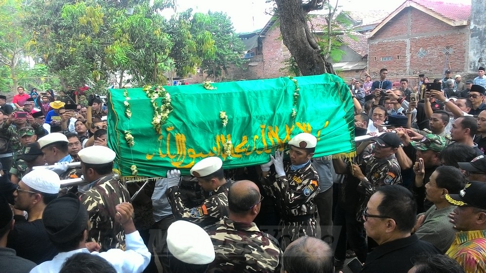 Isak Tangis Iringi Prosesi Pemakaman Plt Sekda Batu di TPU Polehan