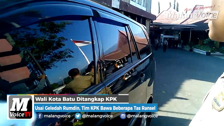 VIDEO: Usai Geledah Rumdin, Tim KPK Bawa Beberapa Tas Ransel