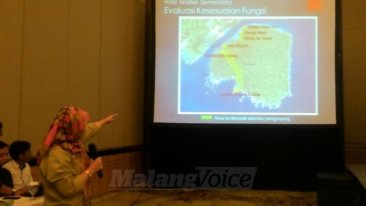 Kepala Sub Direktorat Pemolaan Kawasan Konservasi, Siti Chadidjah menunjukkan kondisi Pulau Sempu.(Miski)