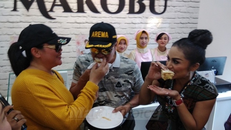 Diva Pop Indonesia Krisdayanti bersama Wali Kota Malang HM Anton di Makobu. (deny rahmawan)