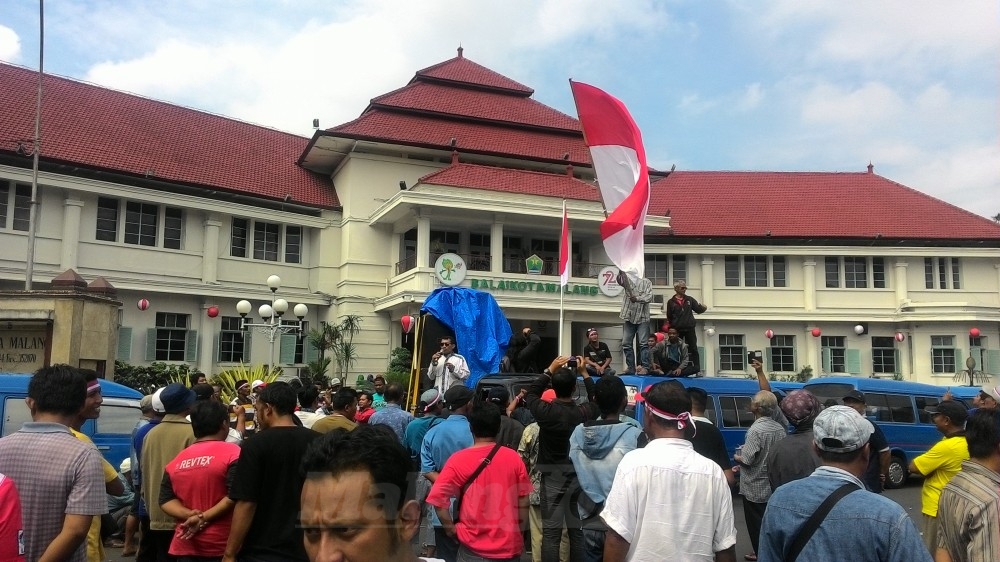 Ratusan Angkot Diparkir Depan Balai Kota Malang