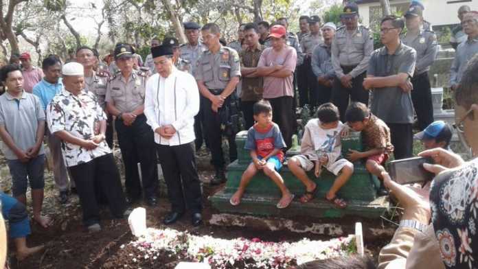 Kapolres Malang Kota AKBP Hoiruddun Hasibuan mendatangi proses pemakaman Aiptu Helus. (istimewa)