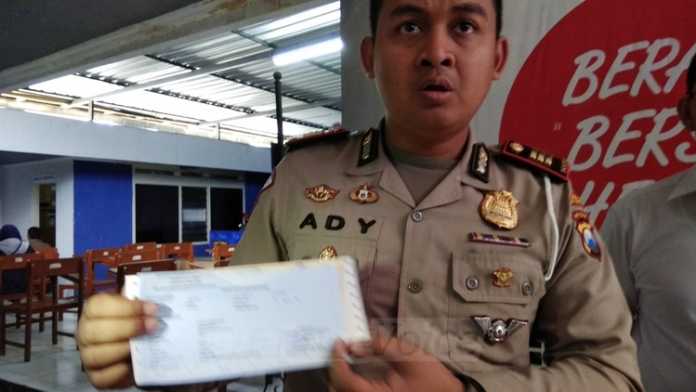 Kasat Lantas Polres Malang Kota AKP Ady Nugroho membawa bukti surat SIM sementara. (deny rahmawan)