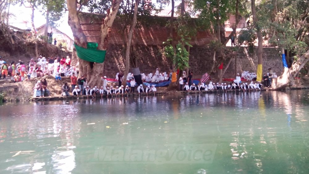 200 Pelajar Lepas Benih Ikan di Blumbang Macari