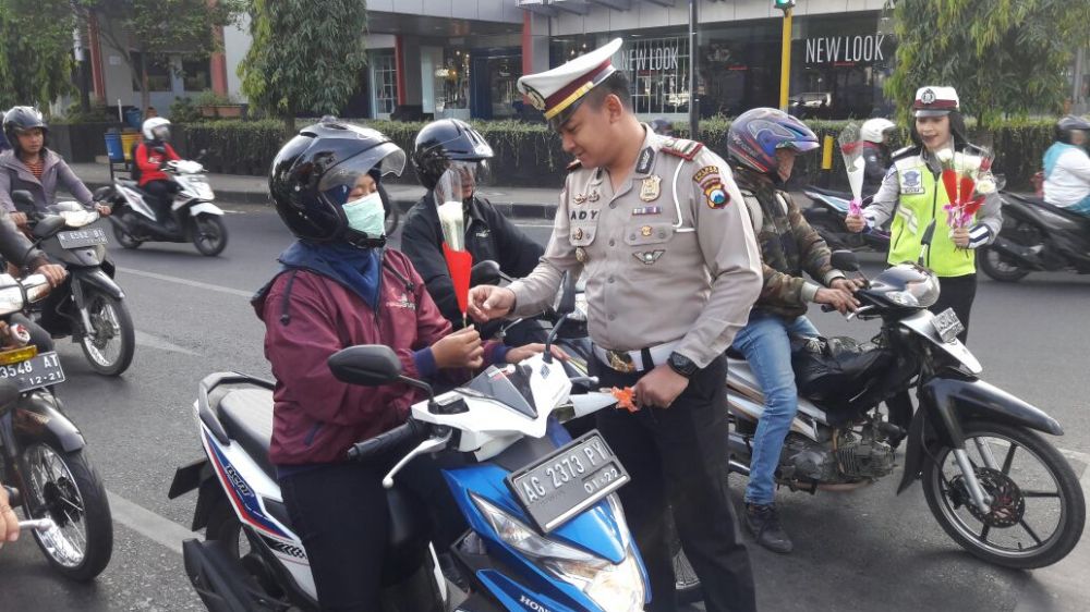 Kampanyekan Keselamatan Lalu Lintas, Satlantas Polres Malang Kota Bagi Bunga ke Pengendara