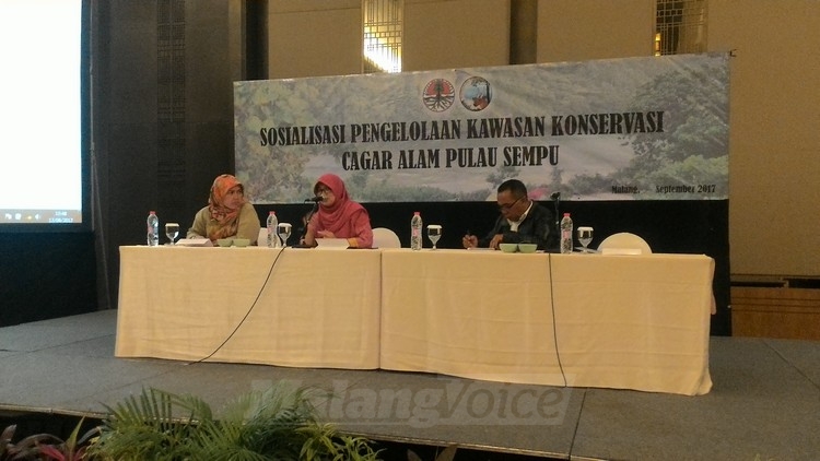Kepala BKSDA Jawa Timur, Ayu Dewi Utari (tengah) dalam acara sosialisasi pengelolaan Cagar Alam Pulau Sempu.(Miski)