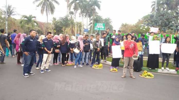 Komunitas Petani Berdasi melakukan kampanye Hari Tani Nasional di Jalan Ijen Kota Malang, Minggu (24/9). (Aziz Ramadani)