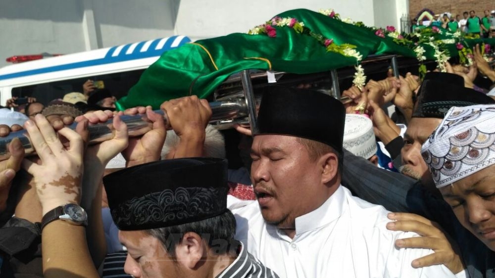 Isak Tangis Iringi Proses Pemakaman Gus Lukman Al Karim