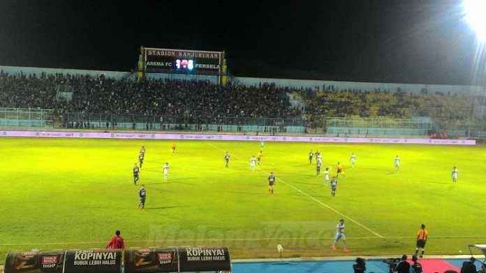 Arema FC saat menjamu Persela Lamongan di Stadion Kanjuruhan, Kabupaten Malang.(Miski)