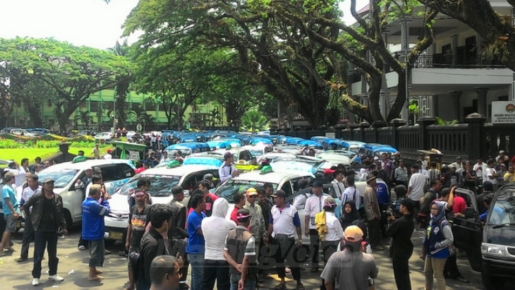 Buntut Aksi Sopir Angkot dan Taksi, Dishub Jatim Turun Tangan