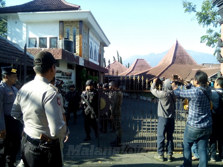 Suasana penggeledahan di rumdin Wali Kota Batu, Senin (18/9). (Aziz Ramadani)