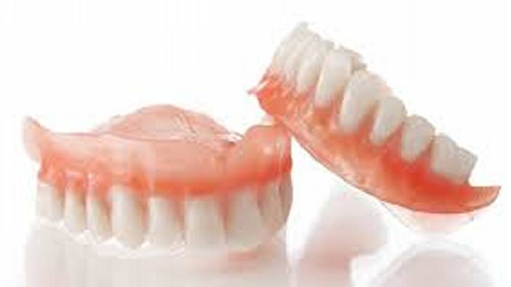 Begini Tips Menghilangkan Bau Mulut Karena Gigi Palsu ...