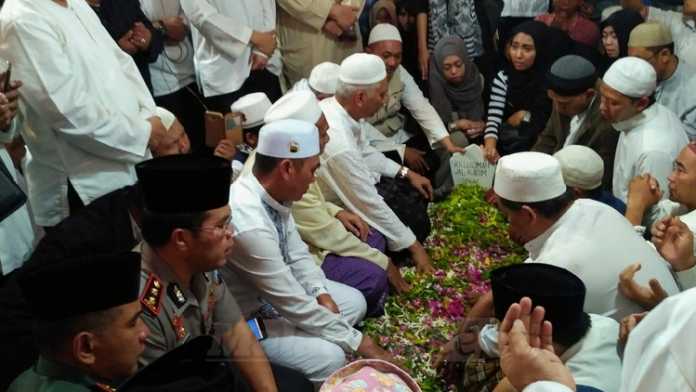 Sejumlah pejabat turut mengiringi prosesi pemakaman KH Lukman Al Karim. (Muhammad Choirul)