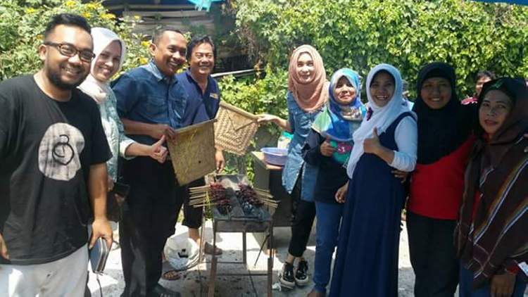 Para pengurus DPD PAN dan DPC Partai Hanura Kota Malang menikmati hidangan hasil penyembelihan hewan kurban. (Istimewa)