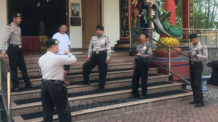 Anggota Polres Malang Kota berpatroli ke vihara dan klenteng. (istimewa)
