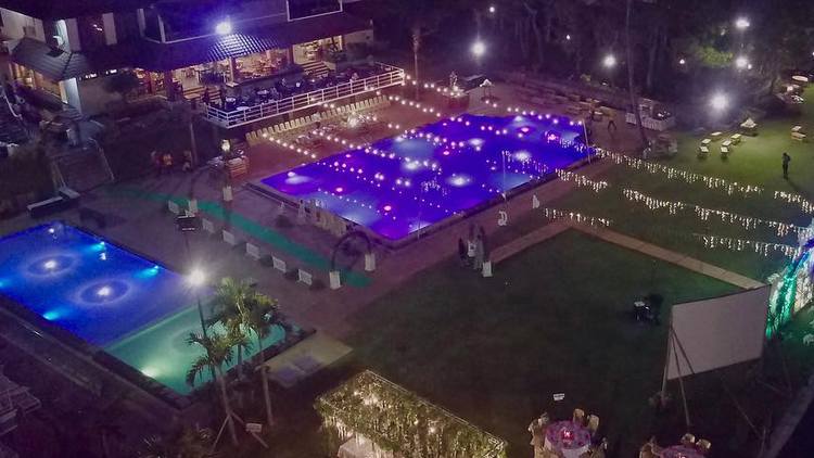 Suasana Tratai Swiming Pool Kusuma Agrowisata Hotel malam hari terlihat romantis. (istimewa)