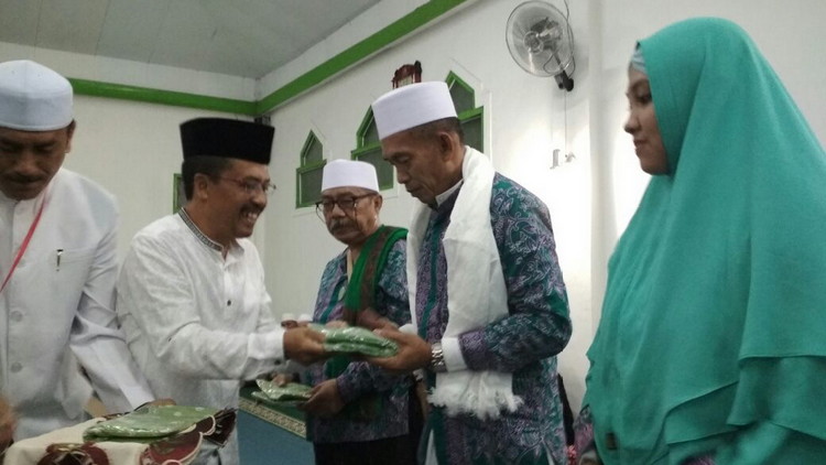 Plt Wali Kota Batu Punjul Santoso saat menyambut kedatangan jemaah haji kloter 44 di Masjid Kemenag Kota Batu, Kamis (21/9).(istimewa)