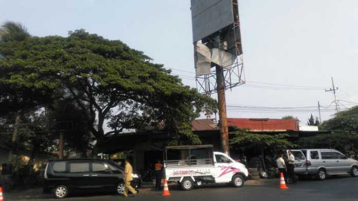 Petugas gabungan menindak reklame tak bertuan di Simpang Hamid Rusdi-Panglima Sudirman. (Istimewa)