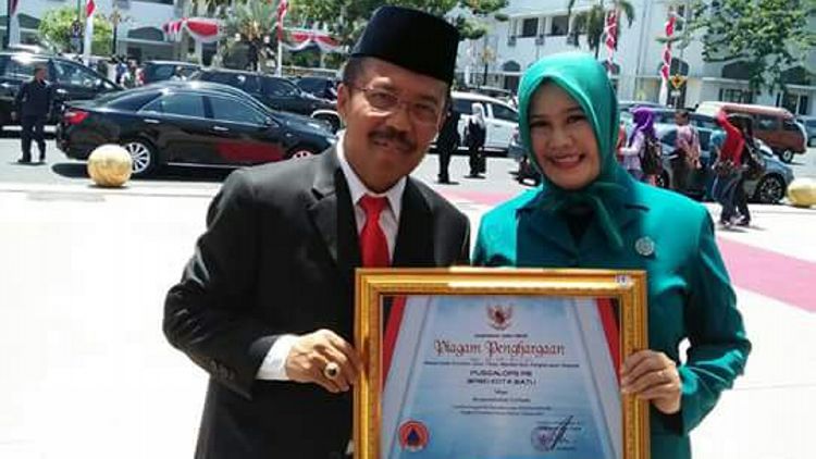 Plt Punjul Santoso menerima penghargaan Responsivitas Terbaik Pusat Pengendalian Operasi Penanggulangan Bencana (Pusdalops PB) dalam Lomba Pengelola Data Bencana (Pusdalops PB) Tingkat Provinsi Jawa Timur Tahun 2017 di Surabaya, Kamis (12/10). (istimewa)