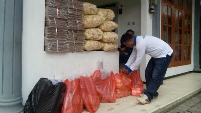 Suasana pendataan donasi untuk pengungsi bencana Gunung Agung Bali di posko bantuan di Balai Desa Sidomulyo Kecamatan Batu, Senin (9/10). (Aziz Ramadani)