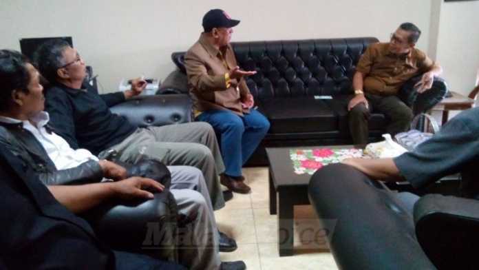 GNPK Malang Raya saat berdialog dengan anggota dewan di DPRD Kota Batu, Senin (2/10). (Aziz Ramadani)