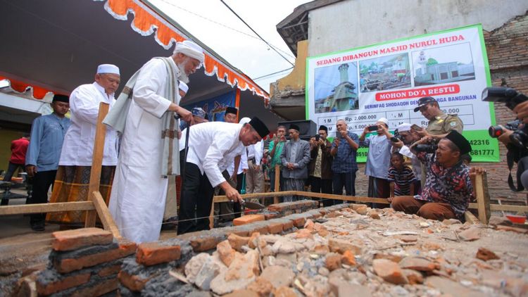 Wali Kota Malang HM Anton menghadiri peletakan batu pertama Masjid Nurul Huda Gadang. (Istimewa)