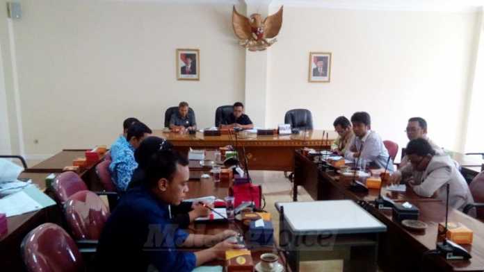 Hearing DPRD Kota Batu dengan OPD Pemkot Batu dan Pemuda Muhammadiyah Kota Batu, Senin (30/10). (Aziz Ramadani)