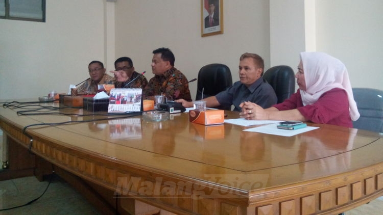 Anggota DPRD Kota Batu saat memimpin jalannya hearing di gedung DPRD Kota Batu, Selasa (31/10). (Aziz Ramadani)