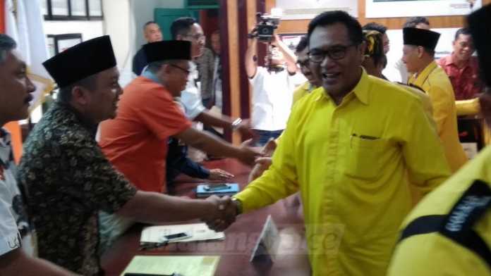 Pengurus DPD Golkar Kota Malang mendaftar ke KPU. (deny rahmawan)