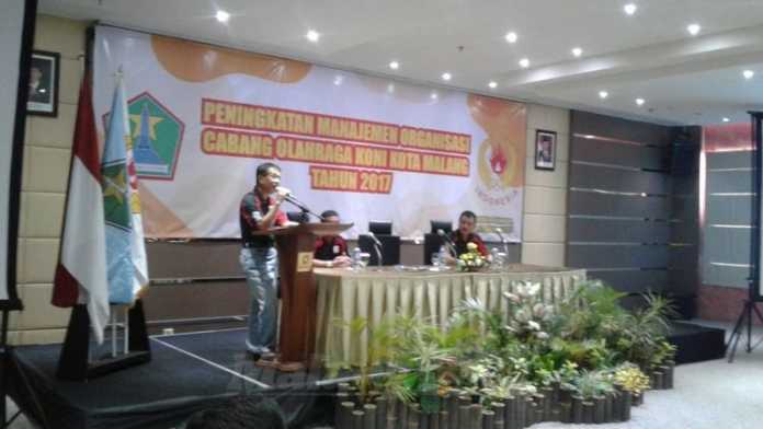 Ketua Umum KONI Kota Malang, Bambang DH Suyono, membuka Workshop Peningkatan Manajemen Organisasi Cabang Olahraga. (Muhammad Choirul)