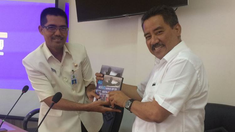 Narasumber Drs Agung Pramono M.Sc (kanan) menerima Buku dan Video 40 Jurus BP2D Kota Malang dari Kabid Penagihan dan Pemeriksaan BP2D Kota Malang, Dwi Cahyo. (Istimewa)