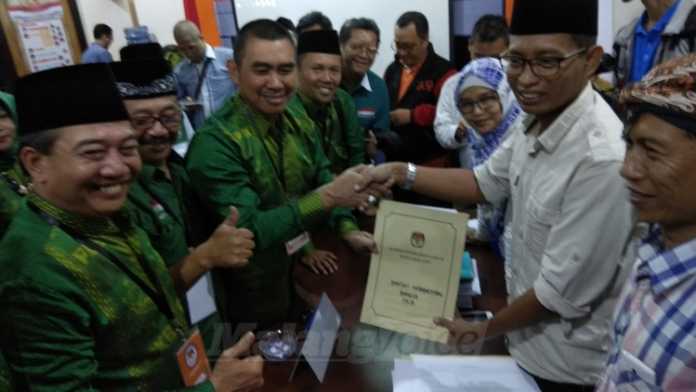 Abah Anton menyerahkan berkas pendaftaran PKB ke KPU Kota Malang. (Deny rahmawan)