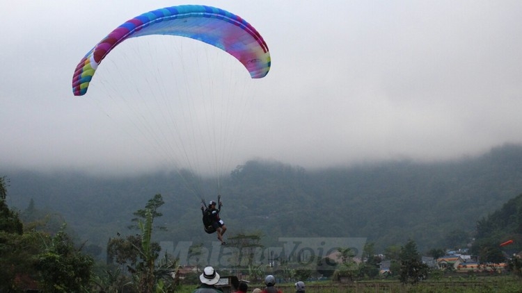 Atlet paralayang hendak landing di landasan landing Songgoriti, Kota Batu. (dok.Mvoice/Aziz Ramadani)