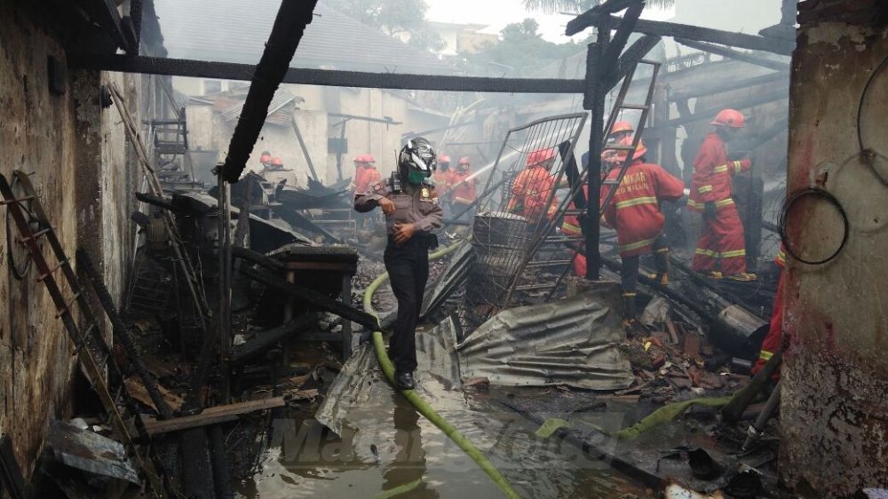 Home Industri Camilan Terbakar, Lima Orang Terjebak