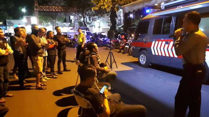Anggota Satbinmas Polres Malang Kota saat memberikan penyuluhan. (istimewa)