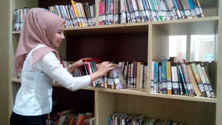 Staf dari Dinas Perpustakaan dan Kearsipan Kota Batu menata buku di Perpustakaan Balai Kota Among Tani, Rabu (18/10). (Aziz Ramadani)