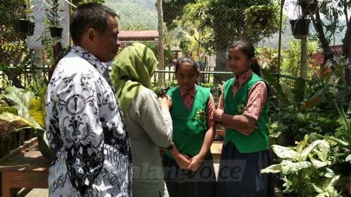 Tim verifikasi Adhiwiyata Provinsi Jatim meninjau green house SDN Songgokerto 3, Jumat (6/10). (Aziz Ramadani)