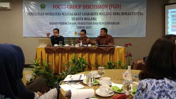 Focus Group Discussion (FGD) bertema 'Penilitian Mobilitas Masyarakat Luar Kota Malang'. (Muhammad Choirul)